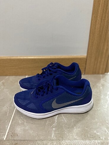 Koyu mavi nike spor ayakkabı