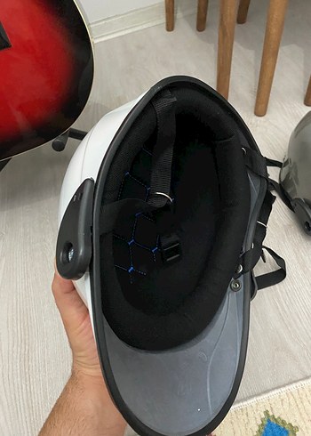 Minimalist Beyaz ve Gri Motosiklet Kaskı - Görsel 4