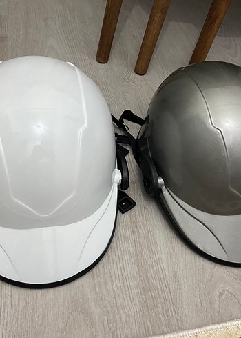 Minimalist Beyaz ve Gri Motosiklet Kaskı