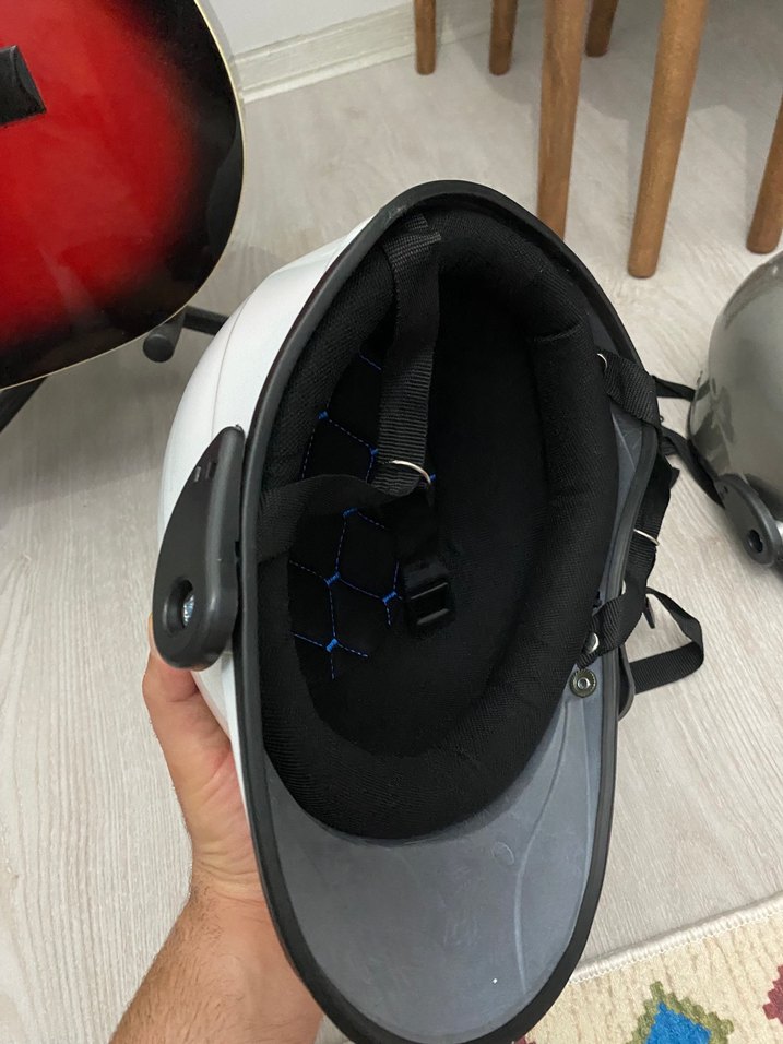 Minimalist Beyaz ve Gri Motosiklet Kaskı - Görsel 4