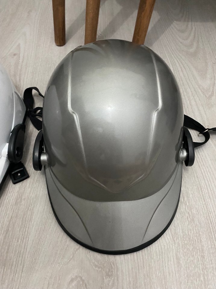 Minimalist Beyaz ve Gri Motosiklet Kaskı - Görsel 3