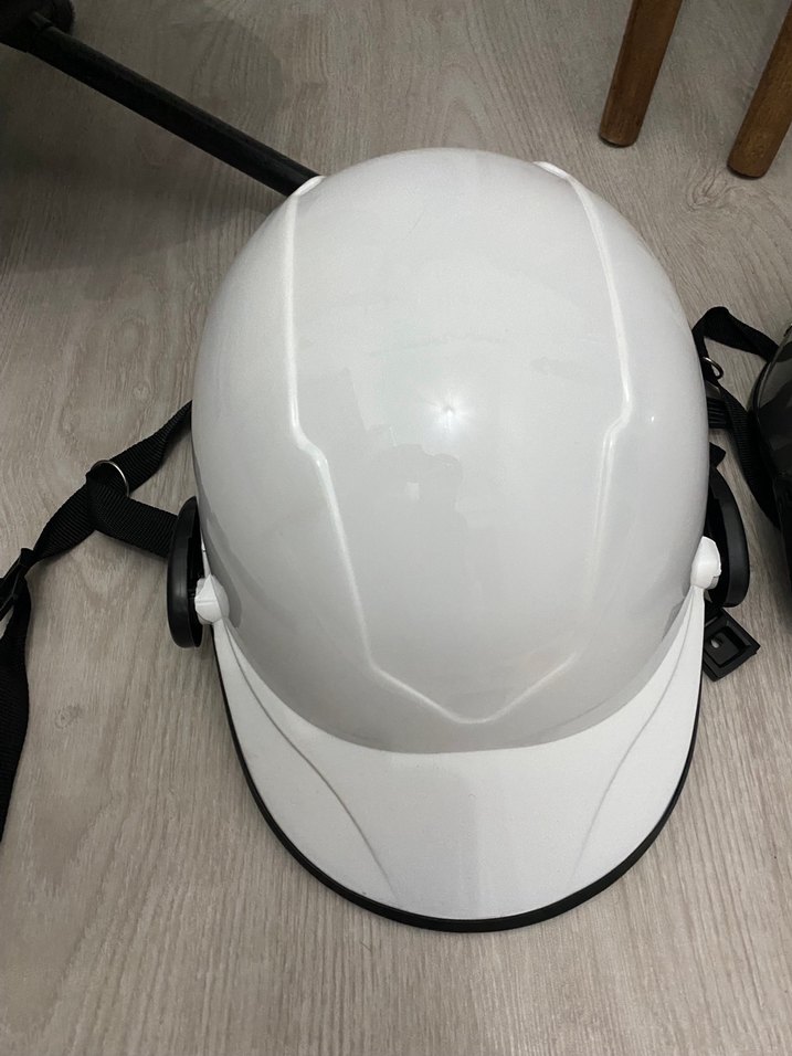 Minimalist Beyaz ve Gri Motosiklet Kaskı - Görsel 2