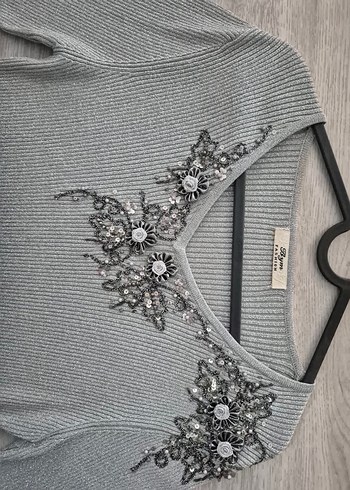 Gri V Yakalı Nakışlı Triko Bluz - Görsel 2