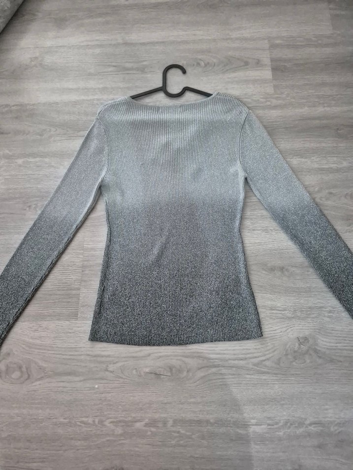 Gri V Yakalı Nakışlı Triko Bluz - Görsel 4