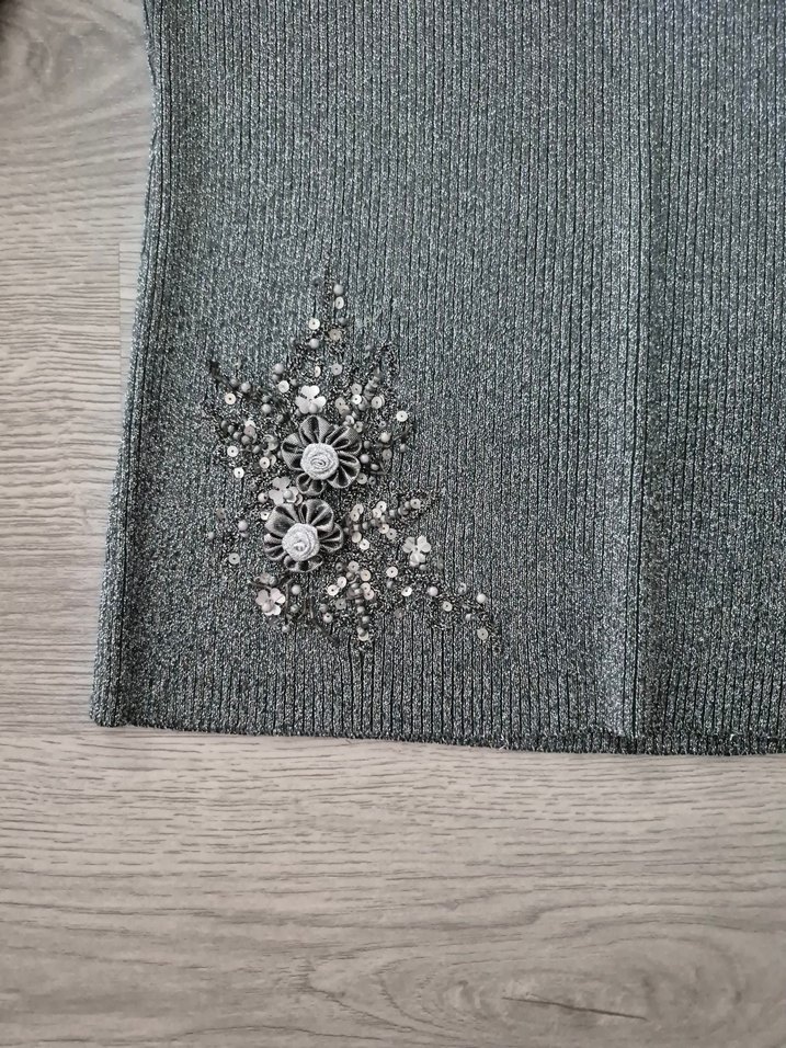 Gri V Yakalı Nakışlı Triko Bluz - Görsel 3