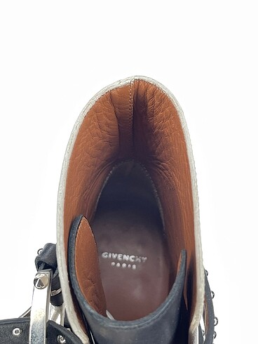 37 Beden beyaz Renk GIVENCHY Bot %70 İndirimli.
