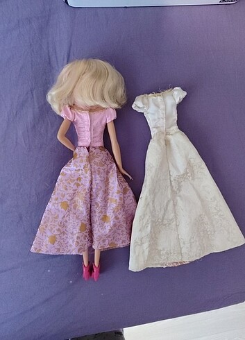 Beden Renk Barbie bebek ve 2 adet elbisesi