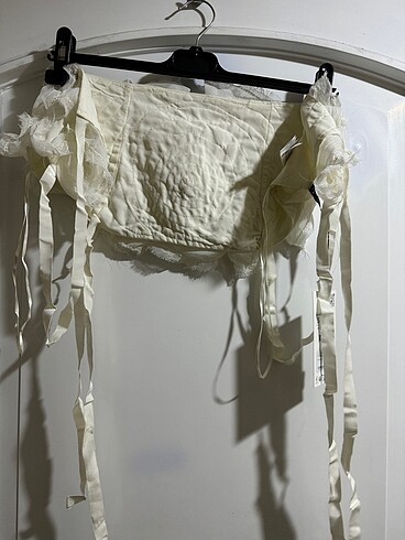 s Beden ZARA KABARTMALI ÇİÇEKLİ CROP BLUZ