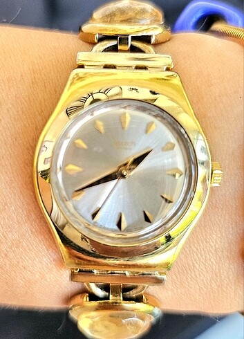 Swatch Altın sarısı taşlı klasik saat 