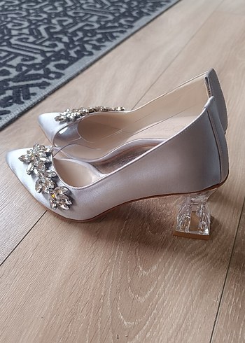 Gri İşlemeli Saten Yüksek Topuklu Kadın Ayakkabı - Görsel 3