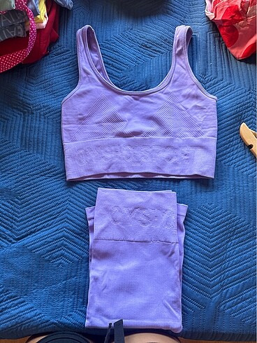 Lila crop-tayt spor takımı