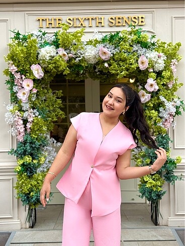 Pembe yelekli takım