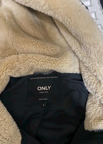 Kürk Detaylı Siyah Uzun Kadın Kışlık Mont - Görsel 3