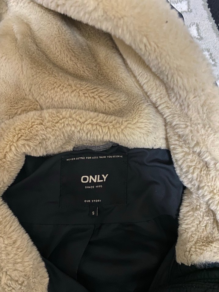 Kürk Detaylı Siyah Uzun Kadın Kışlık Mont - Görsel 3