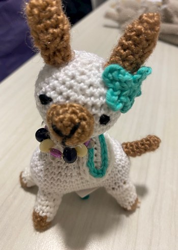 Renkli Aksesuarlarla Beyaz El Örgüsü Peluş Oyuncak - Görsel 3