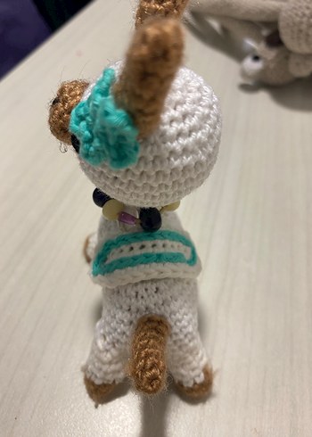 Renkli Aksesuarlarla Beyaz El Örgüsü Peluş Oyuncak - Görsel 2