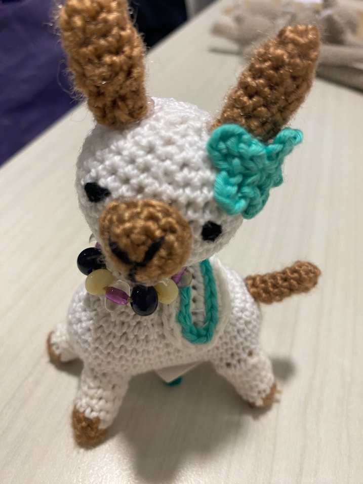 Renkli Aksesuarlarla Beyaz El Örgüsü Peluş Oyuncak - Görsel 3