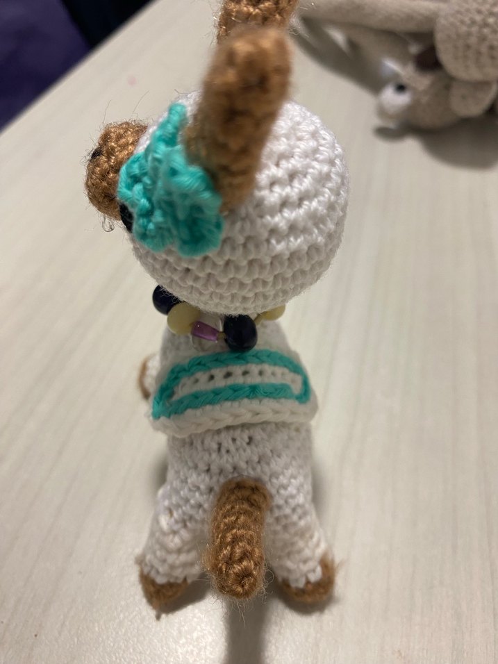 Renkli Aksesuarlarla Beyaz El Örgüsü Peluş Oyuncak - Görsel 2