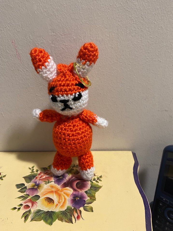 Turuncu Renkli El Örgüsü Tavşan anahtarlık - Görsel 3