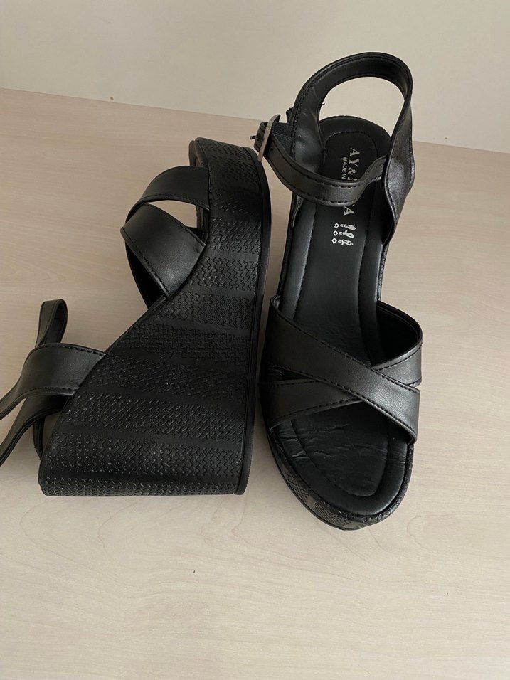 Siyah Dolgu Topuklu Kadın Sandalet - Görsel 3