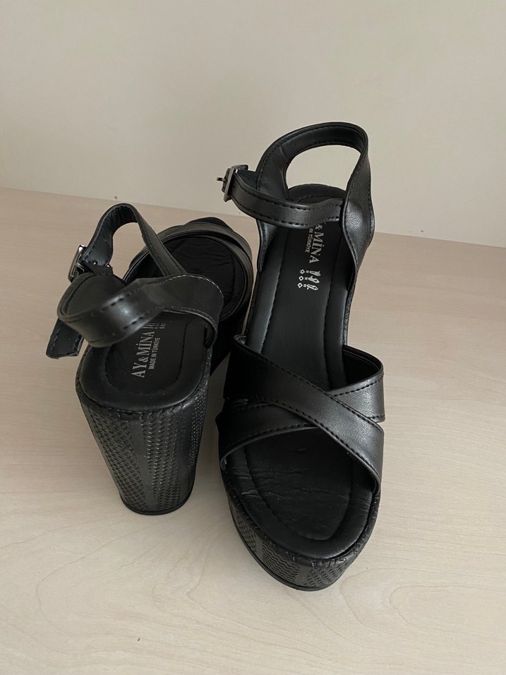 Siyah Dolgu Topuklu Kadın Sandalet - Görsel 2