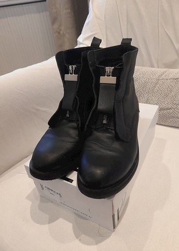 elle Kemer Detaylı Siyah Gotik Kadın Botu