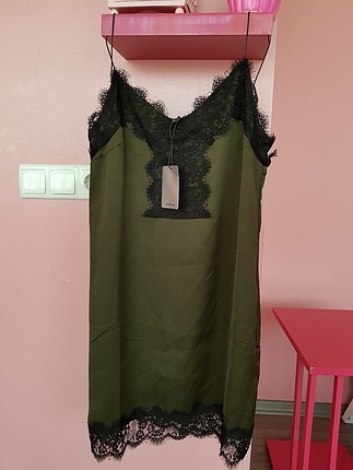 dantel detaylı mat saten elbise 