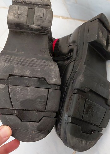 Siyah Kürklü Çizgili Kadın Bot - Görsel 3