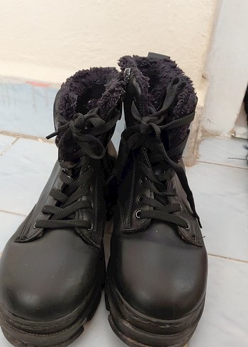 Siyah Kürklü Çizgili Kadın Bot - Görsel 2