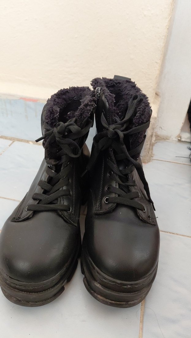 Siyah Kürklü Çizgili Kadın Bot - Görsel 2