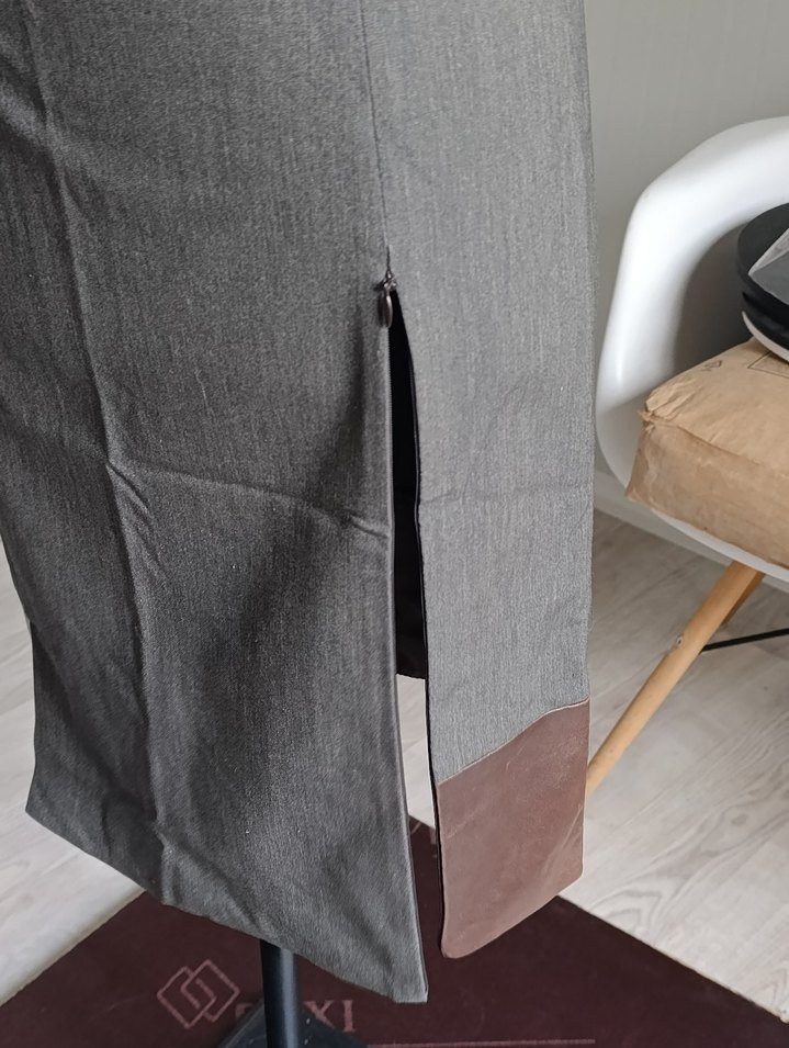 Gri Deri detaylı midi Kalem Elbise - Görsel 2