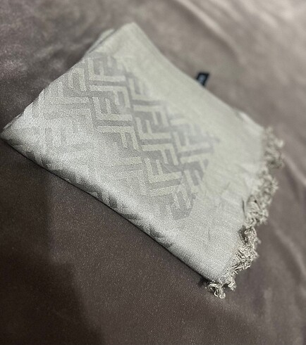 Fendi şal vizon rengi