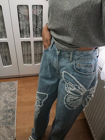 Kelebek detaylı kot pantolon