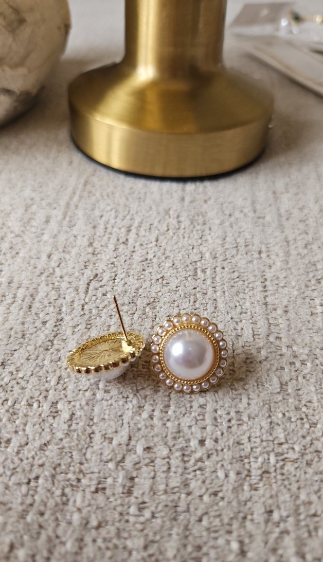 Düğmeli İşlemeli Beyaz Midi Küpe - Görsel 3