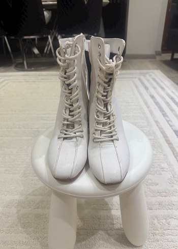 Beyaz Bağcıklı Kadın Deri Topuklu Bot - Görsel 2