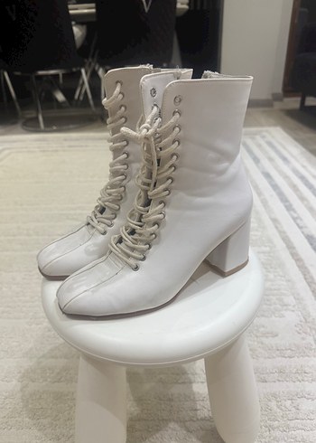 Beyaz Bağcıklı Kadın Deri Topuklu Bot - Görsel 3