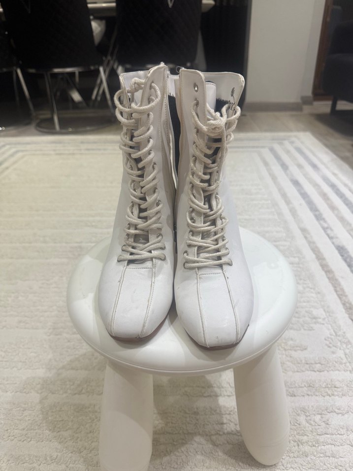 Beyaz Bağcıklı Kadın Deri Topuklu Bot - Görsel 2