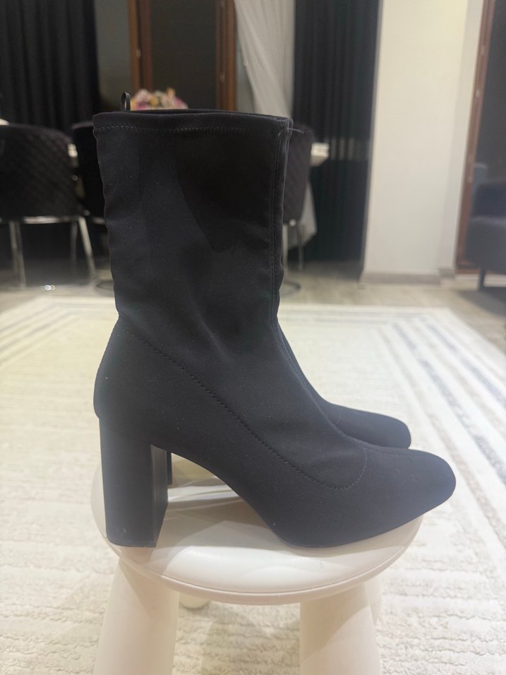 BERSHKA SİYAH TOPUKLU ÇORAP KISA ÇİZME BOT - Görsel 2