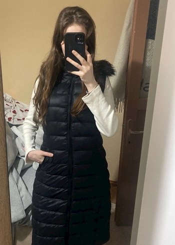 Siyah Kürklü Kapüşonlu Kadın Yelek - Görsel 2