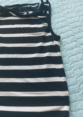 Beyaz  çizgili, kolsuz tekne  yaka bayan bluzu - Görsel 2