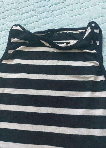 Beyaz  çizgili, kolsuz tekne  yaka bayan bluzu - Görsel 4