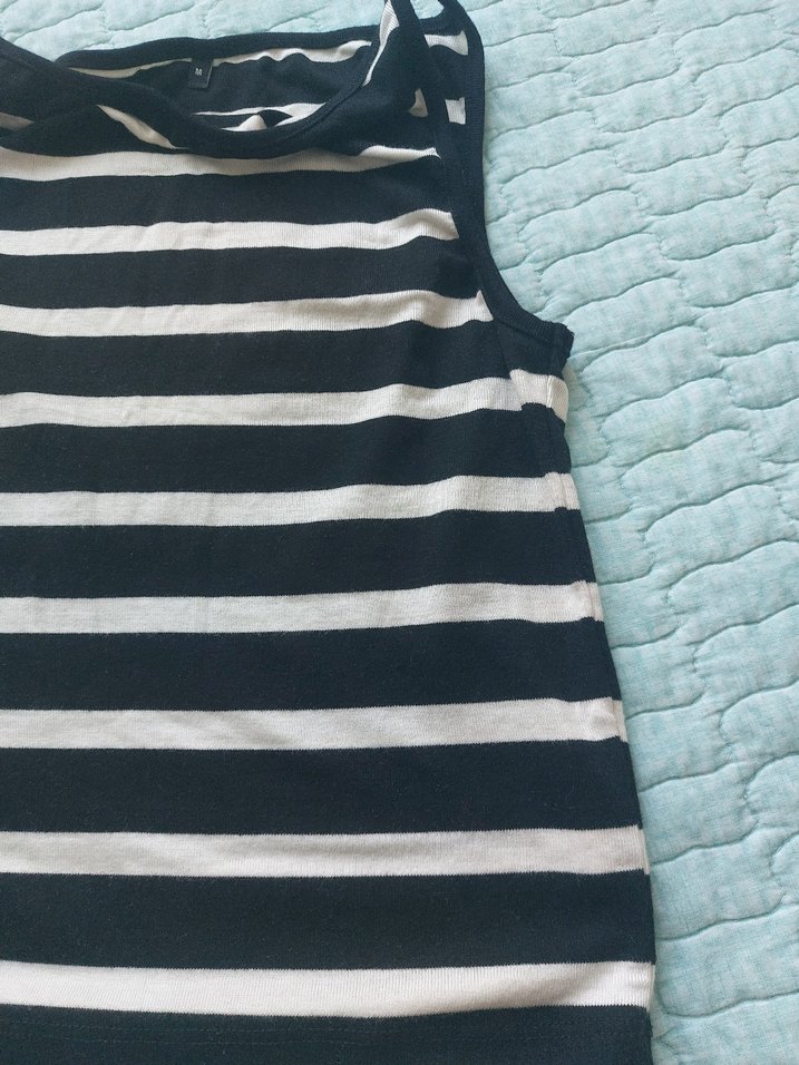 Beyaz  çizgili, kolsuz tekne  yaka bayan bluzu - Görsel 2