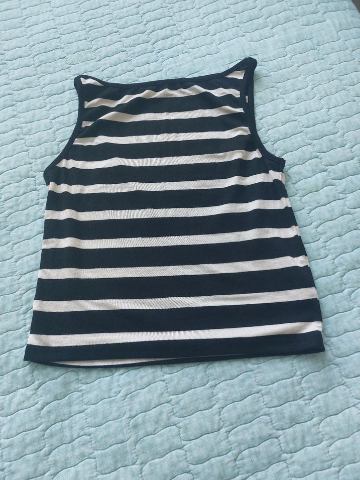 Beyaz  çizgili, kolsuz tekne  yaka bayan bluzu - Görsel 3