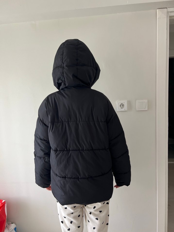 Stradivarius Siyah Şişme Mont XS Oversize - Görsel 3