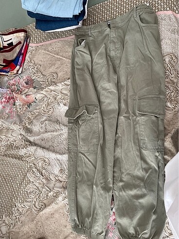 Yeşil paçaları lastikli pantolon