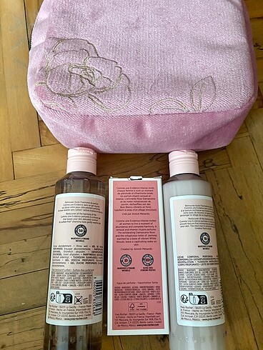 Yves Rocher Comme une evidence kadife çantalı set
