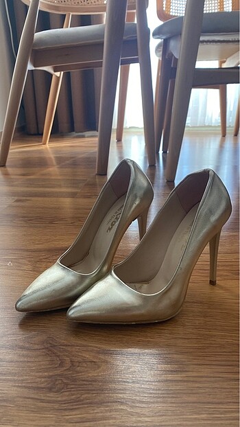 Gold stiletto