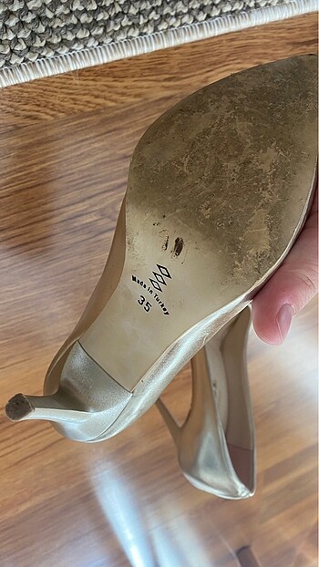 35 Beden Gold stiletto