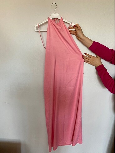 Toz pembe saten elbise