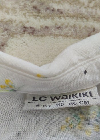 LC Waikiki Kız Çocuk Beyaz Çiçekli Düğmeli Bluz